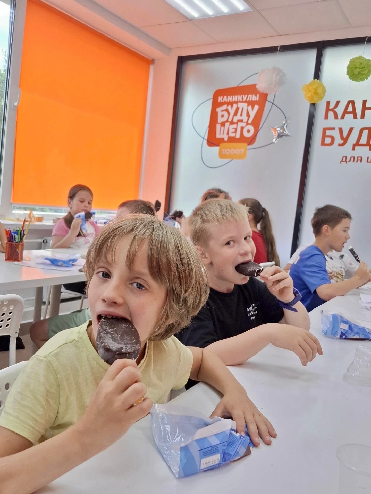 Перекус с мороженым на каникулах iQ007