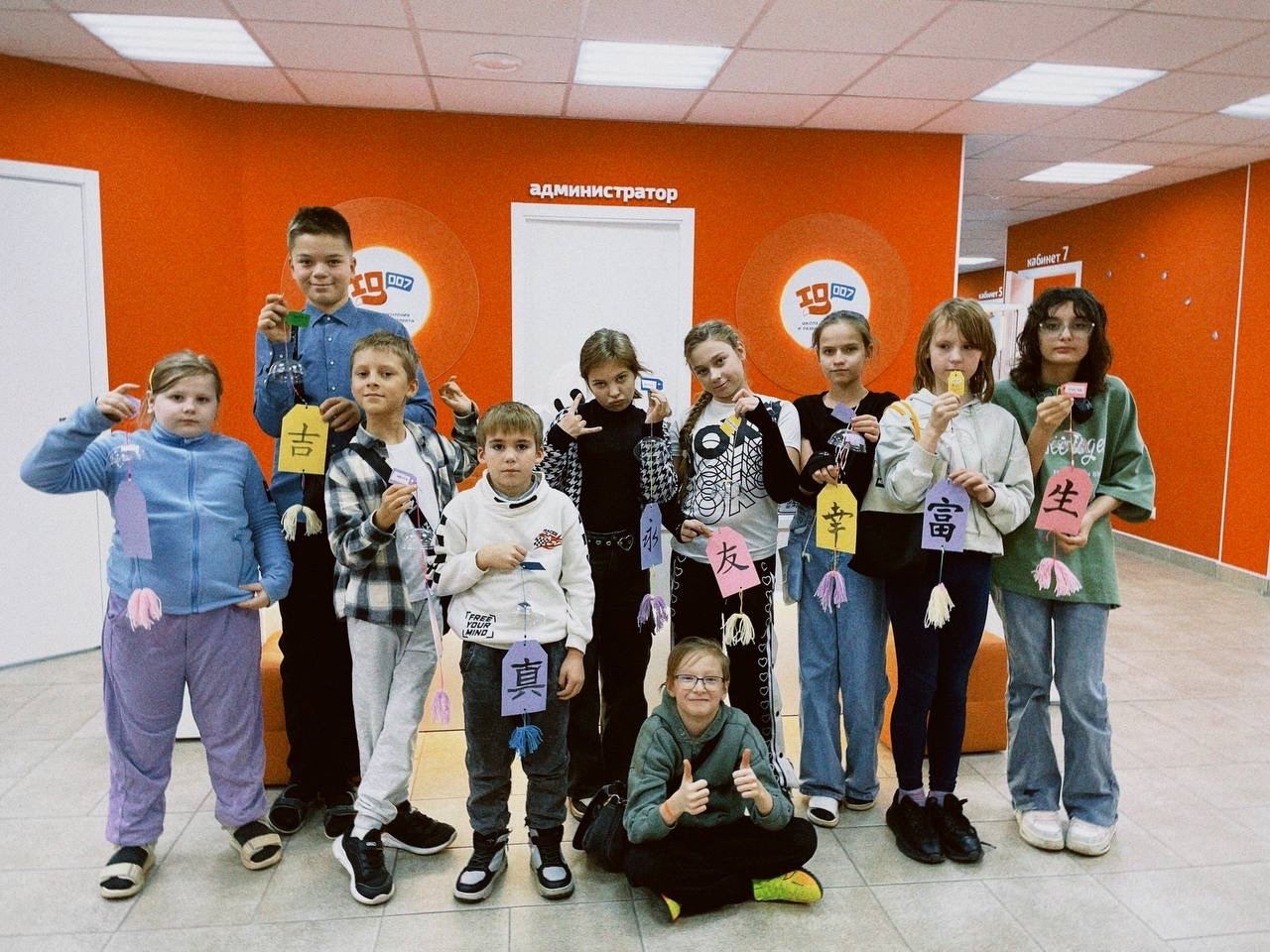Дети с поделками на осенней программе iQ007