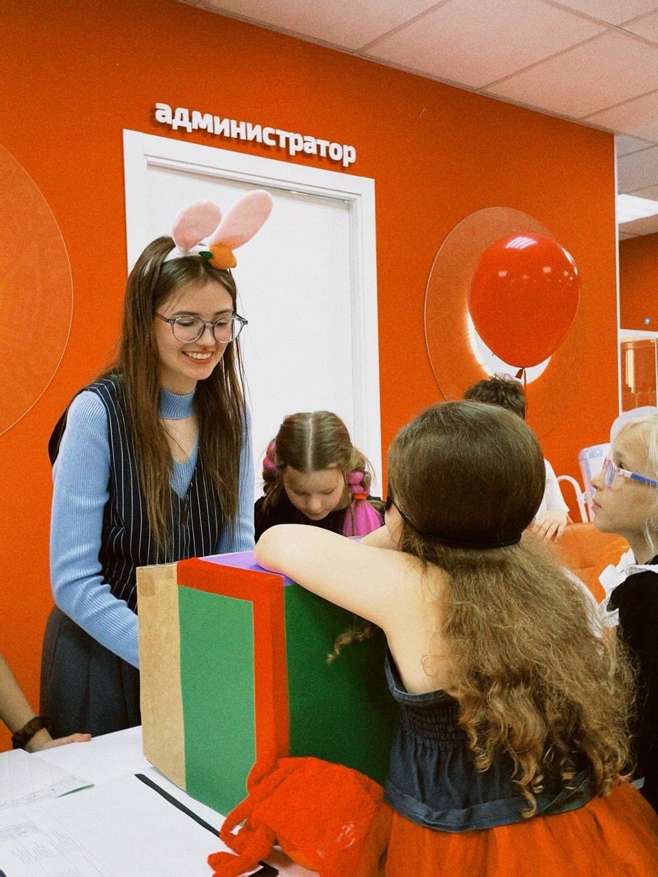 Педагог с детьми за игрой на осенней смене